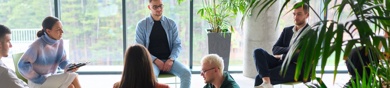 Gruppo di persone intente ad una sessione con lo Spiritual Life Coach